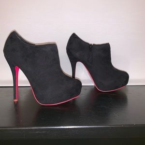 Size 7 blacks stiletto heels
